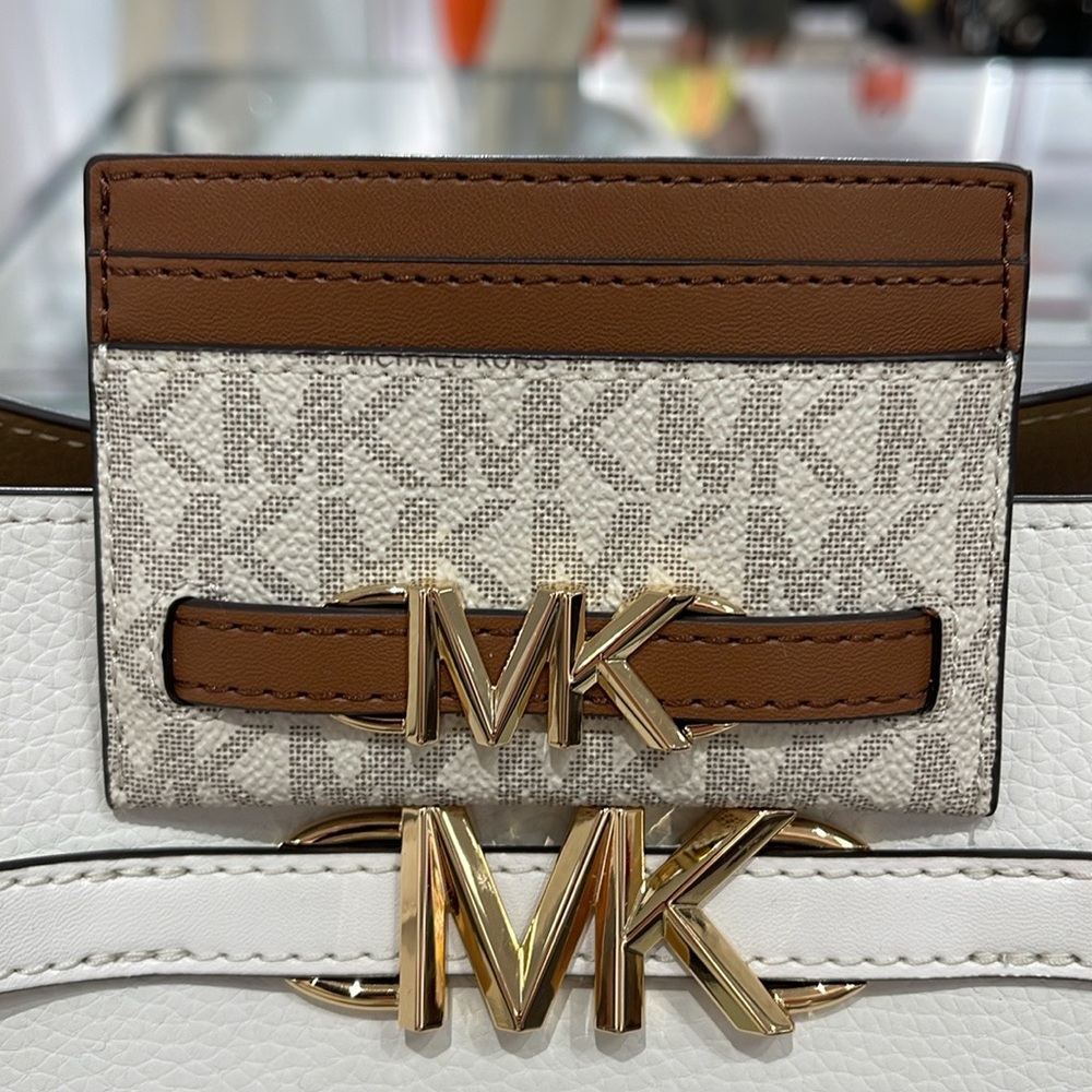 MICHAEL KORS
Reed Large Card Holder Case Wallet
COLOR:Vanilla MK Signature
NWT - Picture 15 of 16